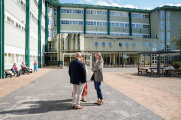 La conselleira de Política Social frente a la residencia de mayores de la Xunta en Oleiros
