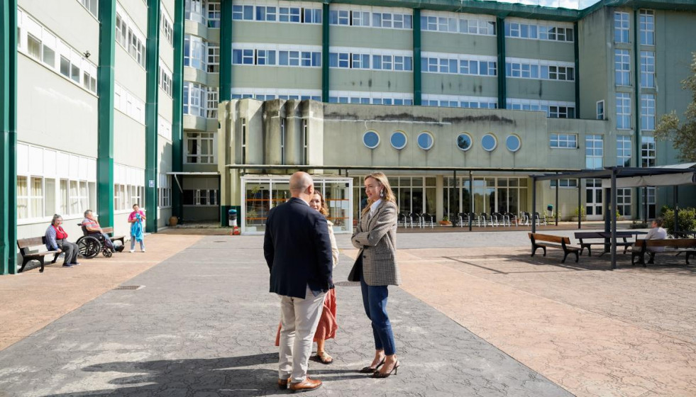 La conselleira de Política Social frente a la residencia de mayores de la Xunta en Oleiros