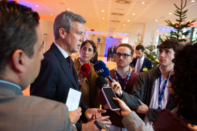 Rueda realiza declaraciones a los medios en Bruselas.