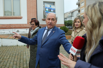 El presidente de la Diputación de Lugo, José Tomé, durante la puesta en marcha del nuevo servicio de autobuses rurales, a 10 de diciembre de 2025, en Campo de San Antón, Monforte de Lemos, Lugo, G