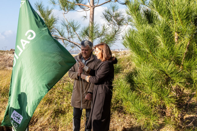 La conselleira de Medio Ambiente e Cambio Climático, Ángeles Vázquez, participa en el izado de la Bandera Verde en Carnota (A Coruña).