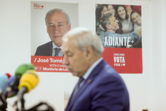 El hasta ahora presidente de la Diputación de Lugo, José Tomé, durante su comparecencia, en la sede del PSdeG-PSOE en Monforte, a 10 de diciembre de 2025, en Monforte de Lemos, Lugo, Galicia (España). El acto tiene lugar después de que ayer saliesen a la