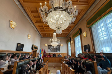 Pleno extraordinario del Ayuntamiento de Santiago, a 10 de diciembre de 2025.