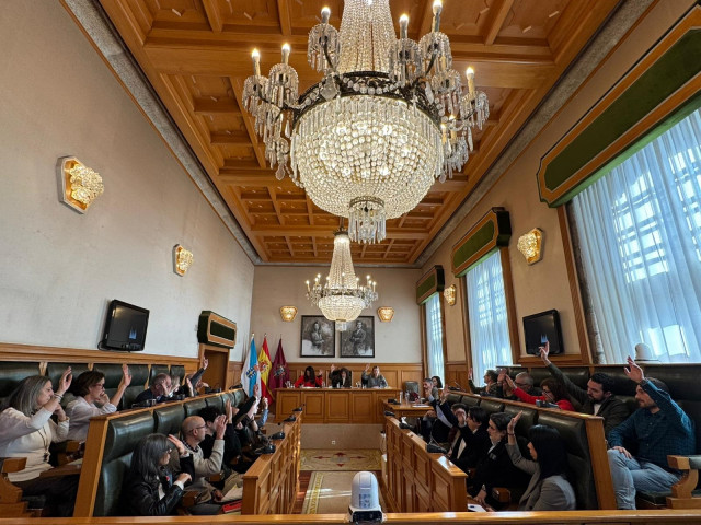 Pleno extraordinario del Ayuntamiento de Santiago, a 10 de diciembre de 2025.