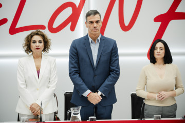 Archivo - La vicepresidenta primera y ministra de Hacienda, María Jesús Montero, el presidente del Gobierno y secretario general del PSOE, Pedro Sánchez, y la secretaria de organización del PSOE, 