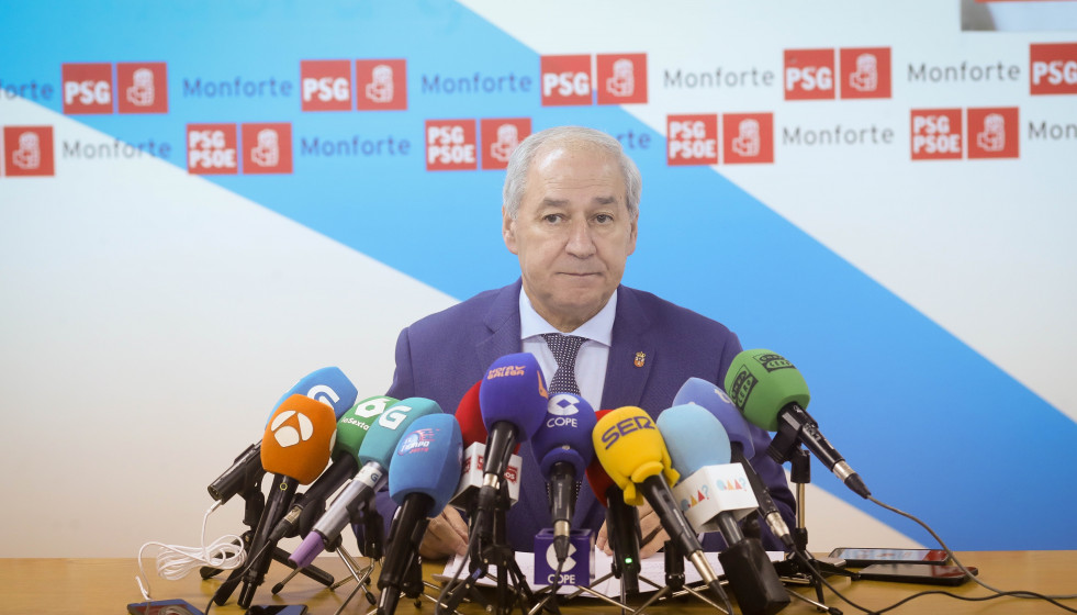 El hasta ahora presidente de la Diputación de Lugo, José Tomé, durante su comparecencia, en la sede del PSdeG-PSOE en Monforte, a 10 de diciembre de 2025, en Monforte de Lemos, Lugo, Galicia (Espa�