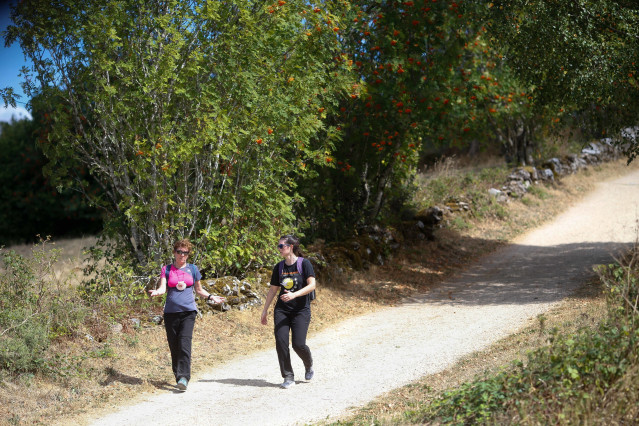 Archivo - Dos peregrinos realizando el Camino francés a Santiago, a 19 de agosto de 2025, en Triacastela, Lugo, Galicia (España).