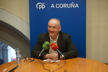 El portavoz del grupo municipal del PP en A Coruña, Miguel Lorenzo, ofrece una rueda de prensa