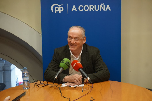 El portavoz del grupo municipal del PP en A Coruña, Miguel Lorenzo, ofrece una rueda de prensa