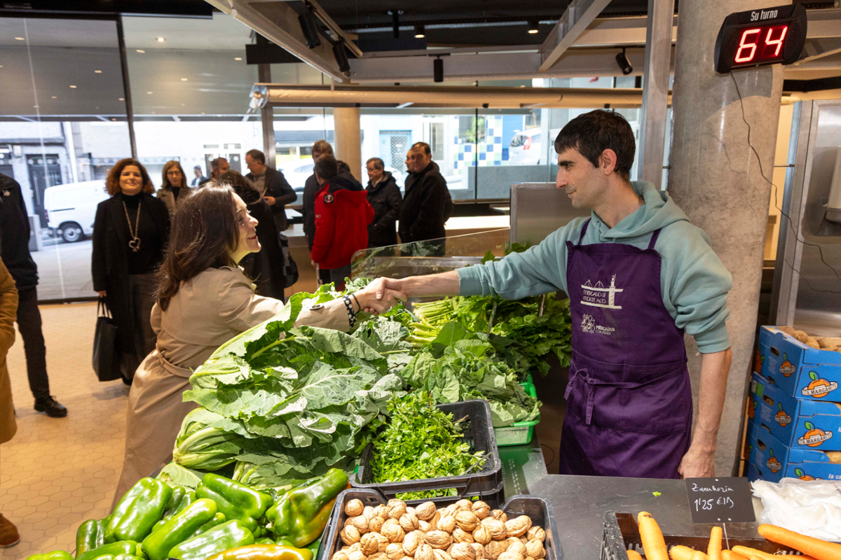 Inu00e9s Rey saluda a uno de los placeros de Montealto