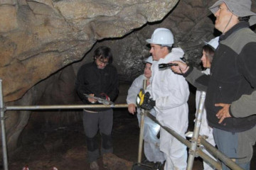 Ramón Fabregas con el conselleiro de Cultura en una visita a la Cova Eirós