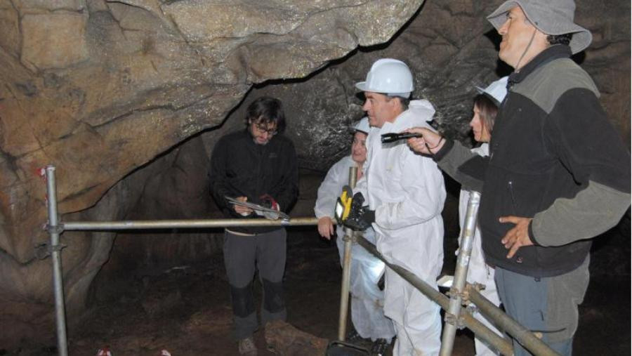 Ramu00f3n Fabregas con el conselleiro de Cultura en una visita a la Cova Eiru00f3s