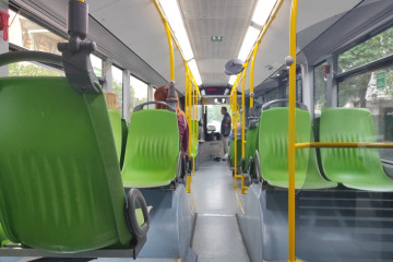 Archivo - Interior de un autobús de Aucorsa en Córdoba.