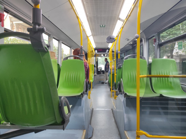 Archivo - Interior de un autobús de Aucorsa en Córdoba.