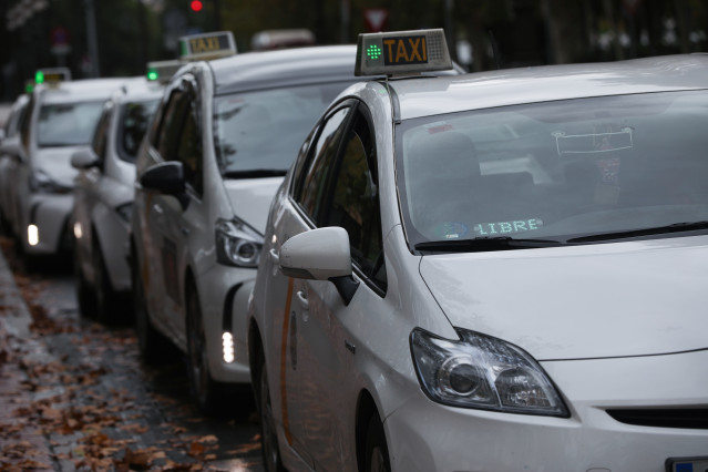 Archivo - Varios taxis a la espera de clientes, guardan turno en una parada.