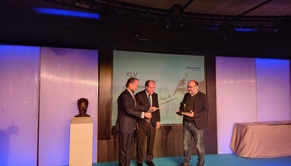 Archivo - Alberto Olmos, último ganador del Premio Internacional Afundación de Periodismo Julio Camba.