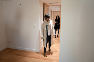 La ministra de Vivienda y Agenda Urbana, Isabel Rodríguez, y el alcalde de Vigo, Abel Caballero, visitan un edificio con viviendas propiedad de CASA 47, la Entidad Estatal de Vivienda, a 11 de diciem