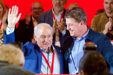 José Tomé felicitado por Gómez Besteiro tras ganar ajustadamente el congreso provincial del PSOE en Lugo este año