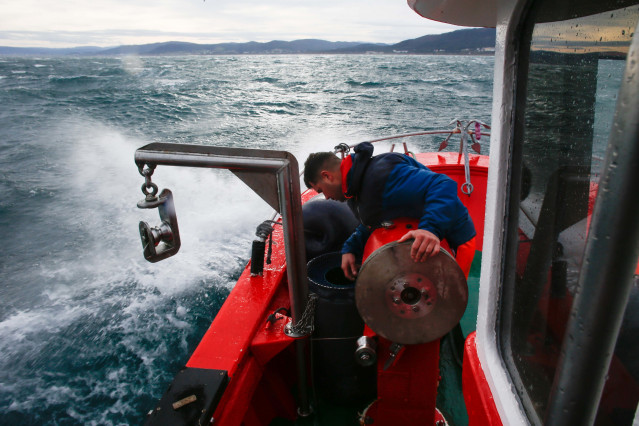 Archivo - Un marinero durante una salida a faenar del barco ‘Mariñeiro 2’, a 27 de diciembre de 2023, en Lugo, Galicia (España). El barco ‘Mariñeiro 2’, con base en Burela, suele pescar pulpo, nécoras, centollas y santiaguiños, algunos de los productos má