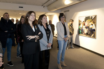 La conselleiro de Medio Ambiente e Cambio Climático, Ángeles Vázquez, inaugura la exposición 'Galicia, litoral máxico' en el Museo del Mar de Vigo.