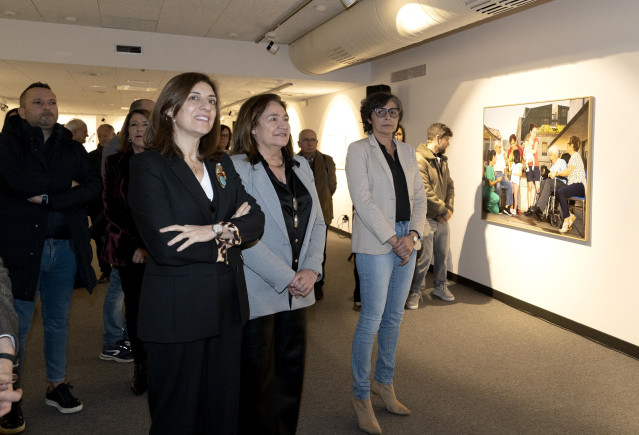 La conselleiro de Medio Ambiente e Cambio Climático, Ángeles Vázquez, inaugura la exposición 'Galicia, litoral máxico' en el Museo del Mar de Vigo.