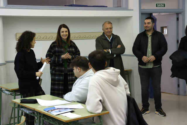 La conselleira do Medio Rural, María José Gómez, visita el IES de Palas de Rei.