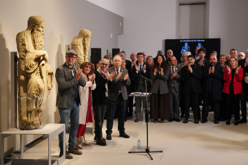 Varias personas durante el acto de recepción de las estatuas de Mestre Mateo en el Museo do Pobo Galego, a 11 de diciembre de 2025, en Santiago de Compostela, A Coruña, Galicia (España).