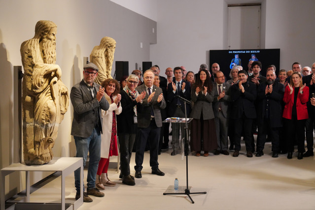 Varias personas durante el acto de recepción de las estatuas de Mestre Mateo en el Museo do Pobo Galego, a 11 de diciembre de 2025, en Santiago de Compostela, A Coruña, Galicia (España).