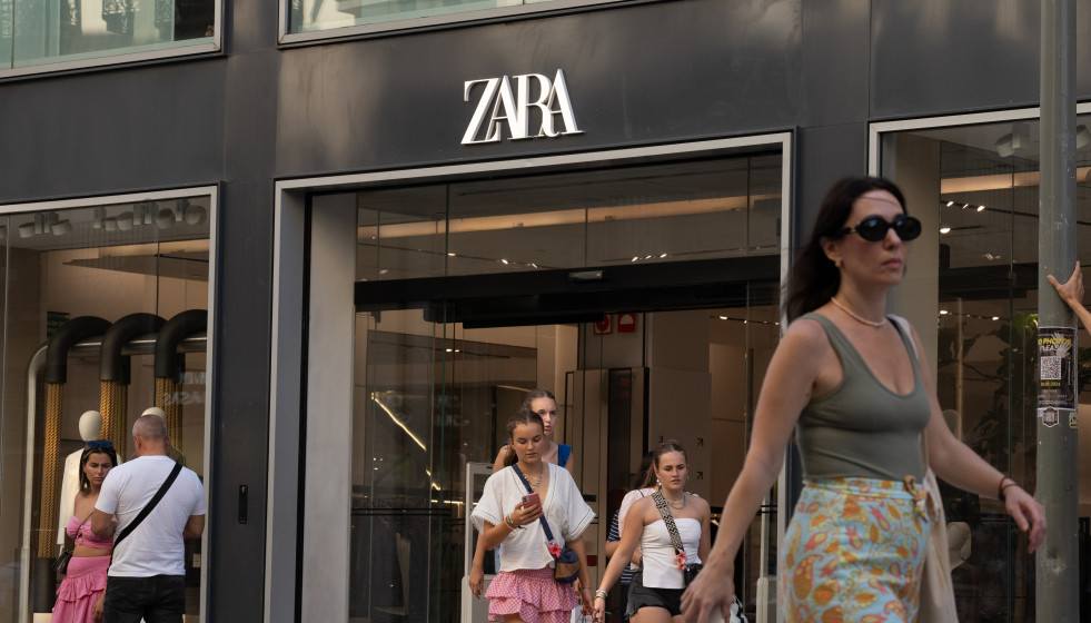 Archivo - Varias personas pasan delante de una tienda Zara, en el centro de Barcelona, a 26 de septiembre de 2024, en Barcelona, Catalunya (España).