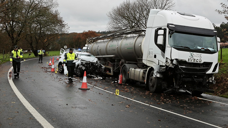 Accidente mortal en Arzúa: dos muertos en la colisión entre un camión y un coche en la N-547