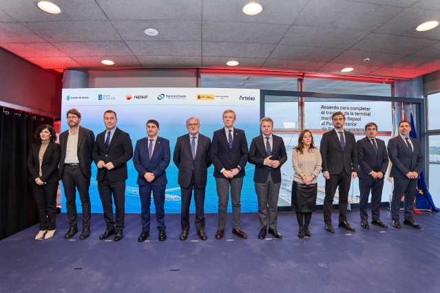 El presidente de la Xunta, Alfonso Rueda, entre otros, en el acto institucional en el que Repsol y la Autoridad Portuaria de A Coruña han presentado el acuerdo para completar el traslado al Puerto Exterior.