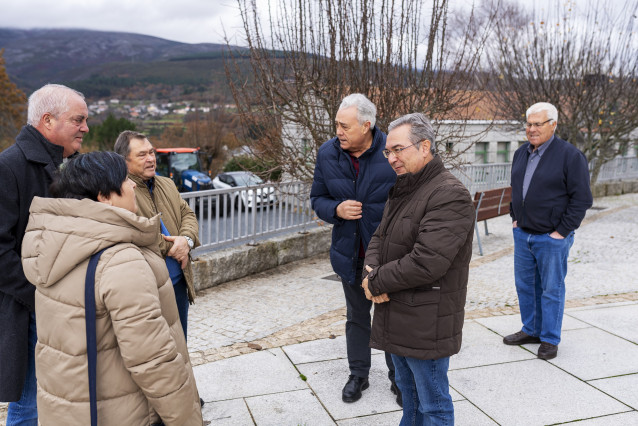 El presidente de la Diputación de Ourense, Luis Menor, visita el municipio de Lobeira, acompañado de su regidor, Antonio Iglesias