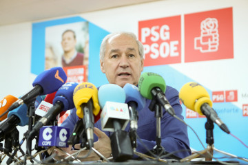 El hasta ahora presidente de la Diputación de Lugo, José Tomé, durante su comparecencia, en la sede del PSdeG-PSOE en Monforte, a 10 de diciembre de 2025, en Monforte de Lemos, Lugo, Galicia (Espa