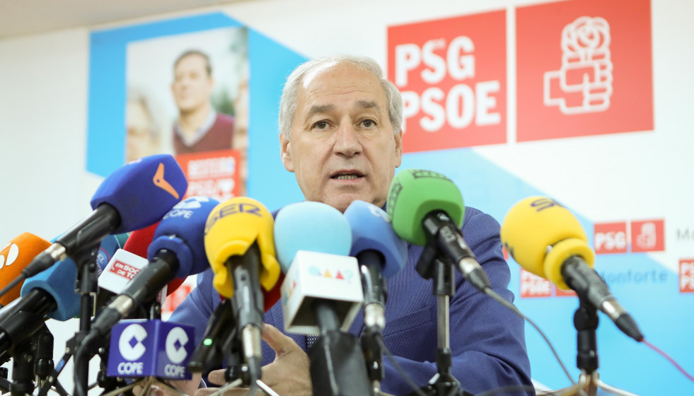 El hasta ahora presidente de la Diputación de Lugo, José Tomé, durante su comparecencia, en la sede del PSdeG-PSOE en Monforte, a 10 de diciembre de 2025, en Monforte de Lemos, Lugo, Galicia (Espa�