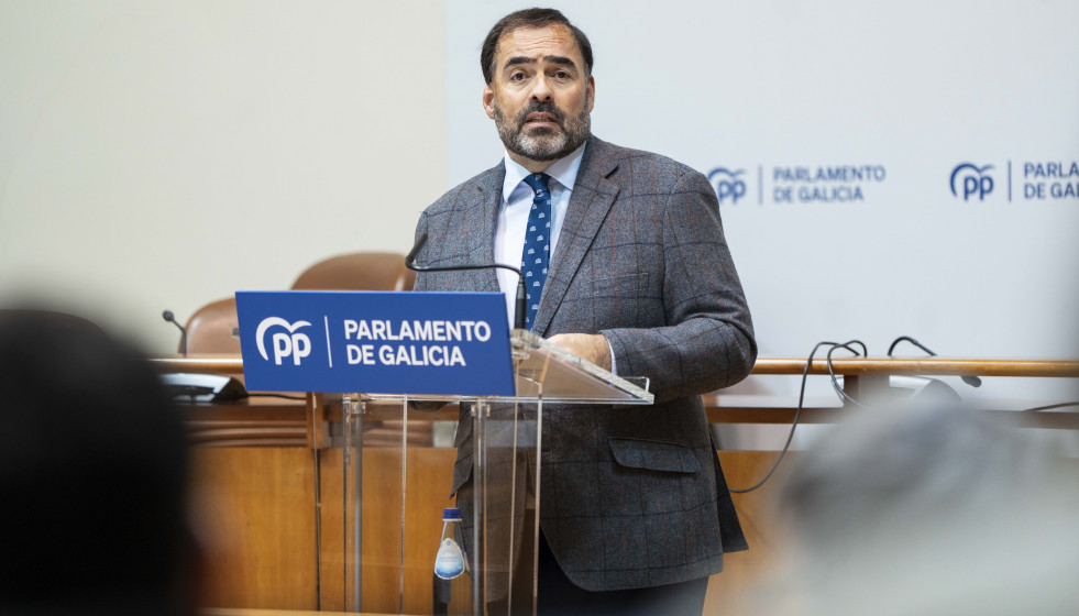 El portavoz del PPdeG en el Parlamento, Alberto Pazos Couñago, en rueda de prensa.