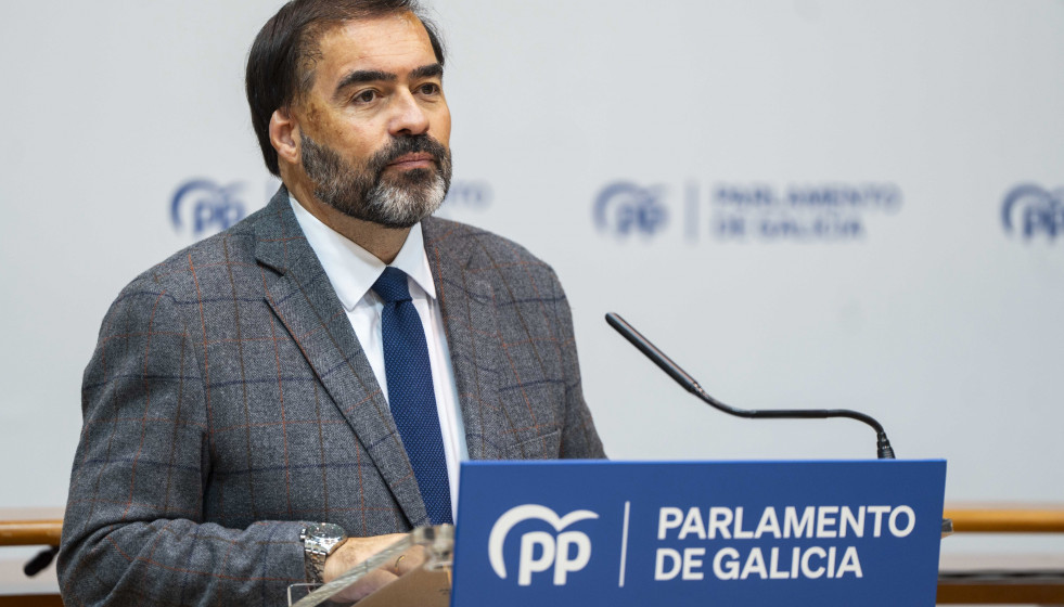 El portavoz del PPdeG en el Parlamento, Alberto Pazos Couñago, en sala de prensa en la Cámara gallega.