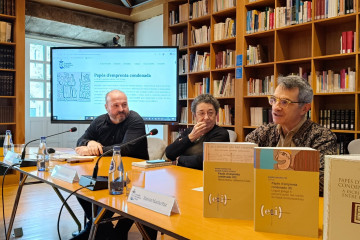 El coordinador de la unidad de divulgación y contenidos digitales de CCG, Manuel Gago; la presidenta del Consello, Rosario Álvarez; y el editor de los textos de la obra 'Papés d'emprenta condenada,