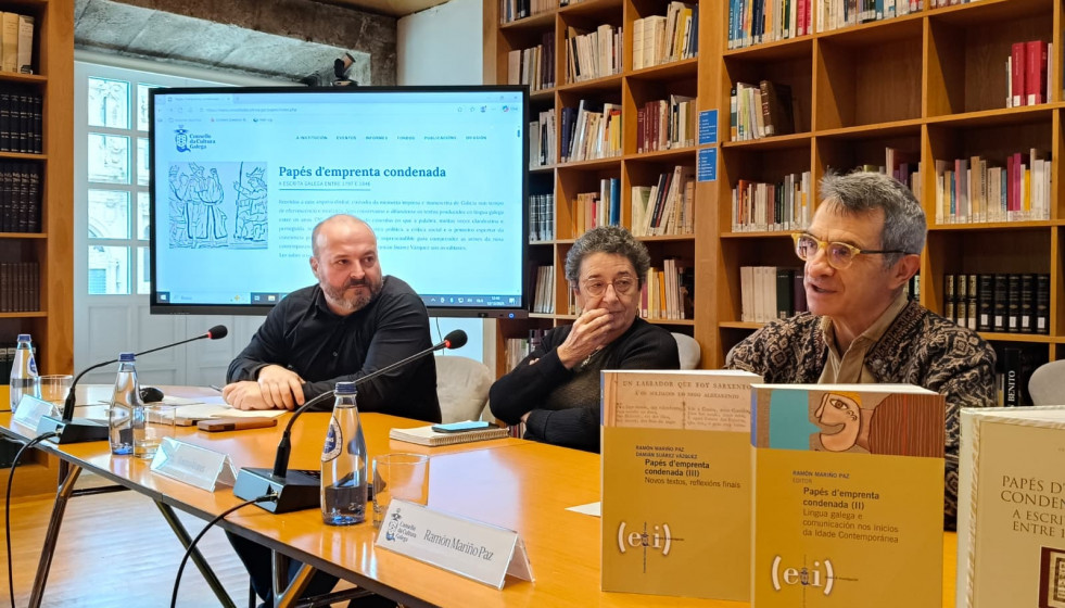 El coordinador de la unidad de divulgación y contenidos digitales de CCG, Manuel Gago; la presidenta del Consello, Rosario Álvarez; y el editor de los textos de la obra 'Papés d'emprenta condenada,