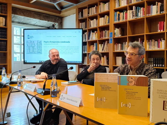 El coordinador de la unidad de divulgación y contenidos digitales de CCG, Manuel Gago; la presidenta del Consello, Rosario Álvarez; y el editor de los textos de la obra 'Papés d'emprenta condenada, Ramón Mariño.
