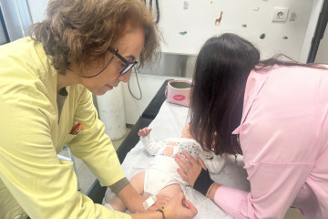 Archivo - Vacunación de un menor