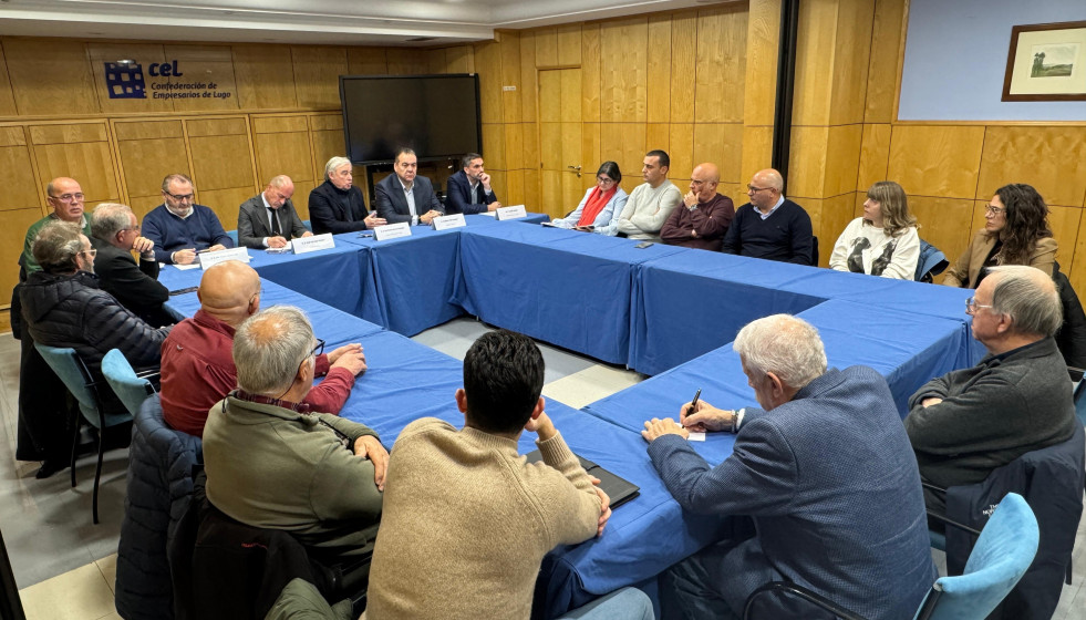 Los senadores do PP lucense José Manuel Barreiro, José Manuel Balseiro y Juan Serrano durante la presentación a representantes de la Confederación de Empresarios de Lugo las medidas del Plan Integ