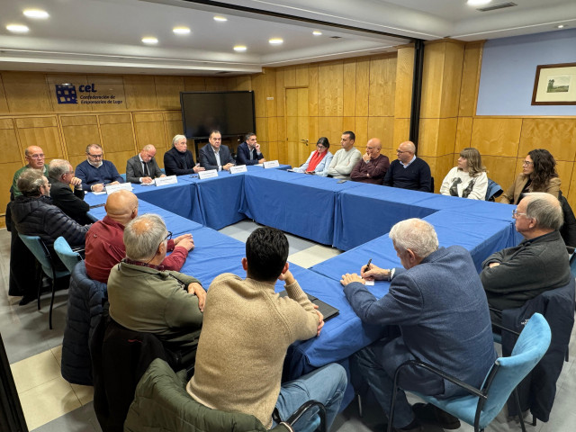 Los senadores do PP lucense José Manuel Barreiro, José Manuel Balseiro y Juan Serrano durante la presentación a representantes de la Confederación de Empresarios de Lugo las medidas del Plan Integral de los Autónomos del partido.