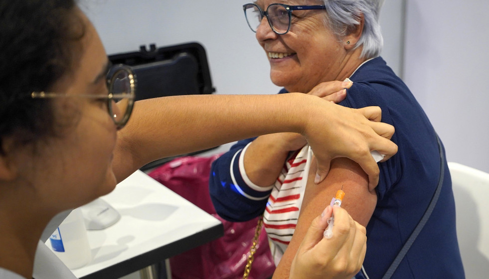 Archivo - Una mujer se vacuna el día de apertura del Instituto Feiral de Vigo (Ifevi) para la doble inmunización frente al COVID y la gripe, a 26 de octubre de 2023, en Vigo, Pontevedra, Galicia (Es