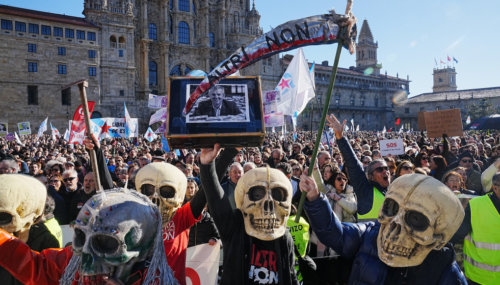 Archivo - Cientos de personas durante una nueva protesta contra la empresa de celulosa Altri, a 15 de diciembre de 2024, en Santiago de Compostela, A Coruña, Galicia (España).