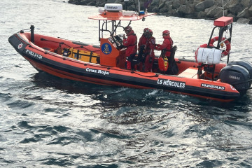 La embarcación LS Hércules, de Cruz Roja, rescató a un joven en A Coruña tras caer al mar.
