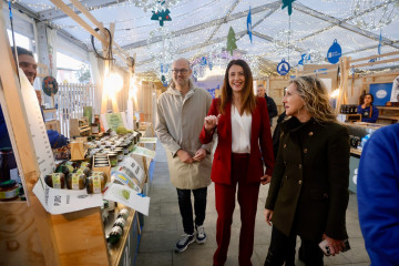 La conselleira de Medio Rural, María José Gómez, visita el Mercado de Nadal de Ferrol