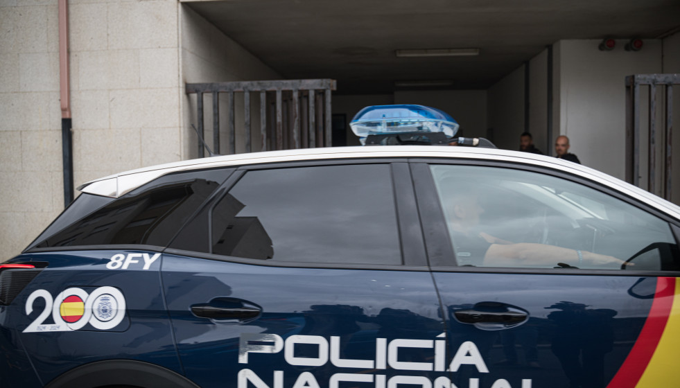 Archivo - Agentes de la policía nacional en una intervención anterior, en Ribeira, A Coruña, Galicia (España).