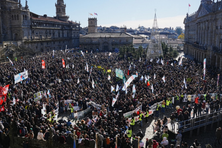 El numero de manifestantes de la protesta llevada a cabo en santiago de compostela contra altri ha sido tal que el manifiesto ha tenido que leerse dos veces 4 800x450