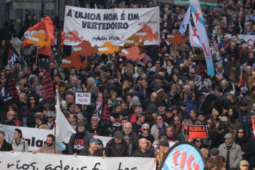 Manifestación contra el proyecto de Altri convocada por Ulloa Viva, Mina Touro-O Pino Non y PDRA, a 14 de diciembre de 2025, en Santiago de Compostela, A Coruña, Galicia (España).