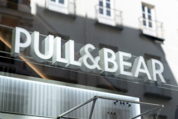 Archivo - Un cartel de una tienda Pull & Bear, del grupo Inditex, a 5 de marzo de 2022, en Madrid (España).